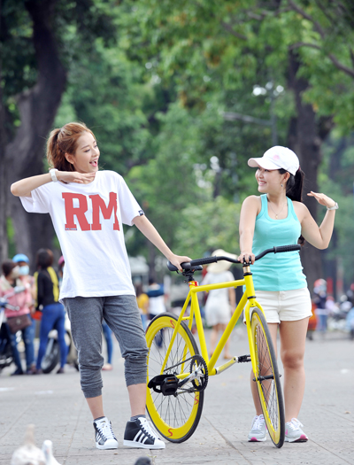 Chi Pu và Chí Thiện sắm xe đạp để dạo phố