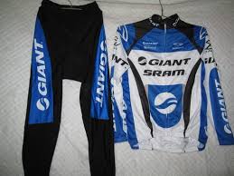  Phụ kiện và trang phục đi xe đạp thể thao