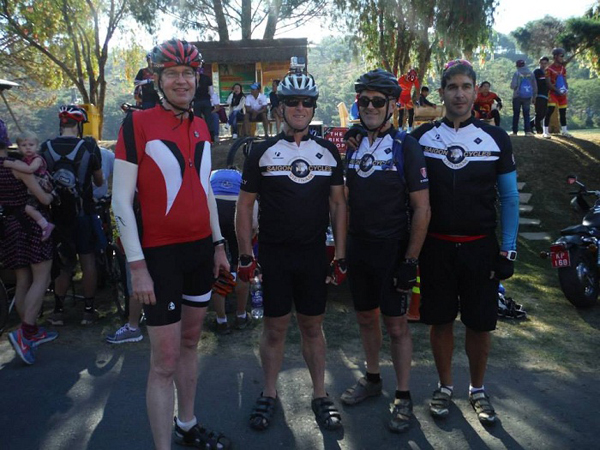 Người nước ngoài tham dự giải đua xe đạp tại việt nam mở rông  gây quỹ vì người nghèo